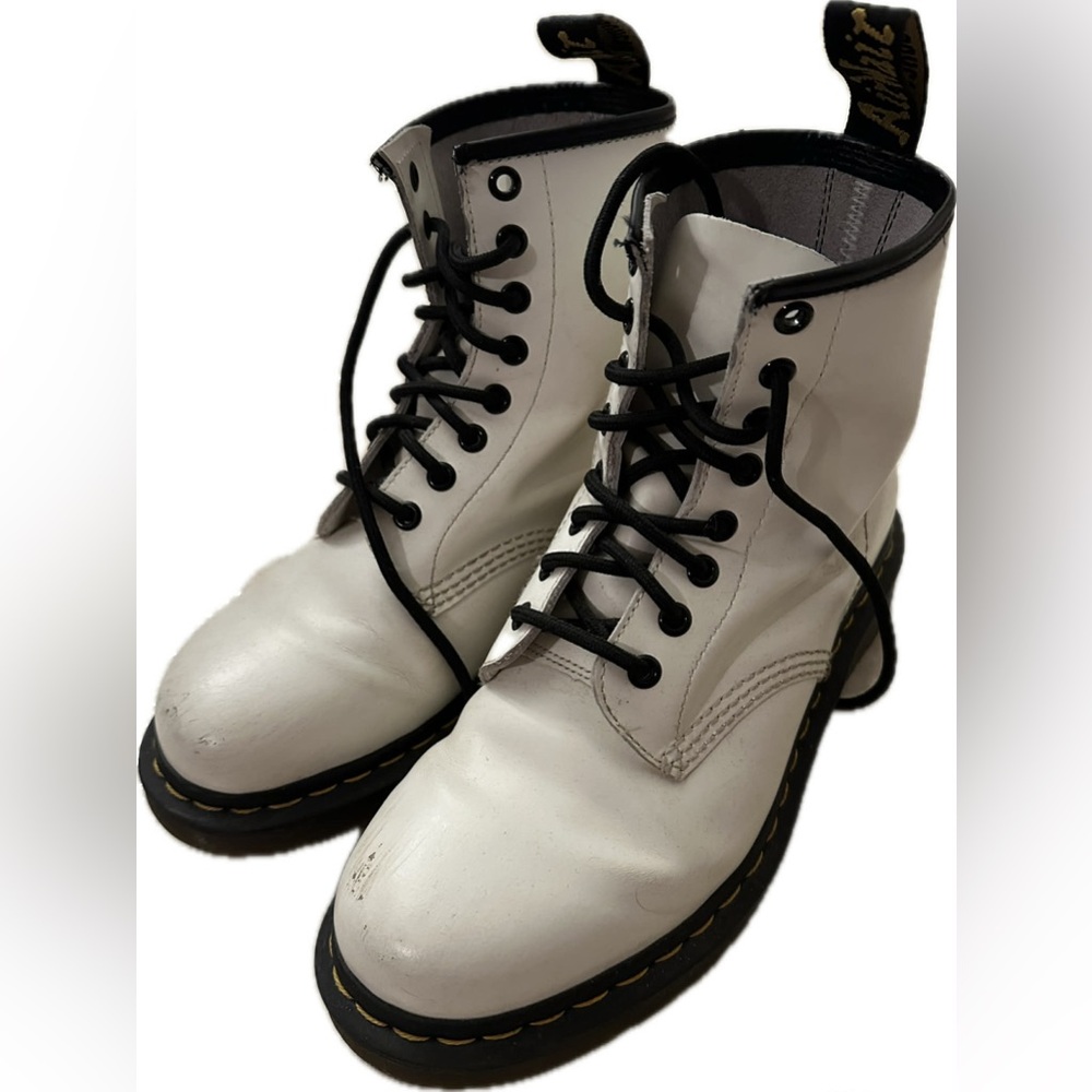 EUC Dr. Martens 1460 Smooth Leather Lace Up Boots, white, women's Size 8